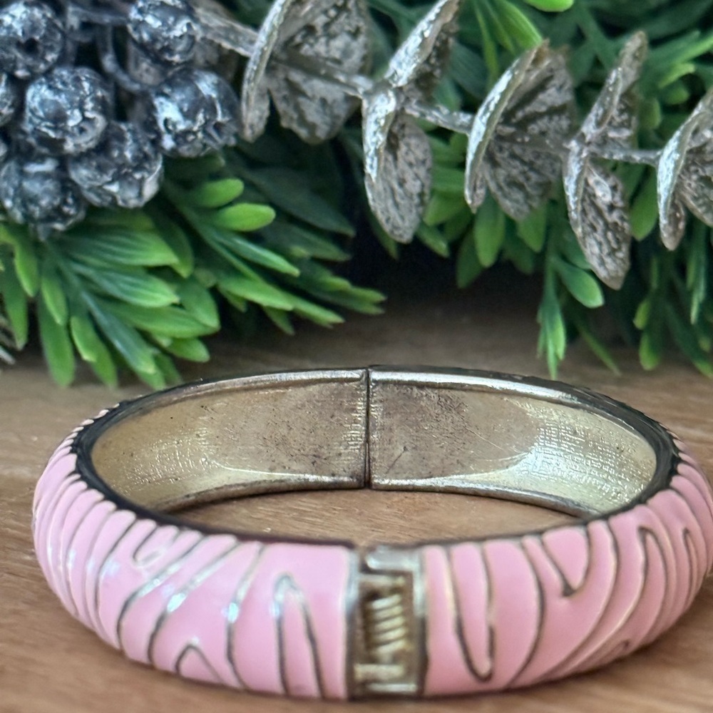 Vintage 1974 Elegant Pink Zebra Bangle Spring Close Oval Bracelet - Picture 8 of 10